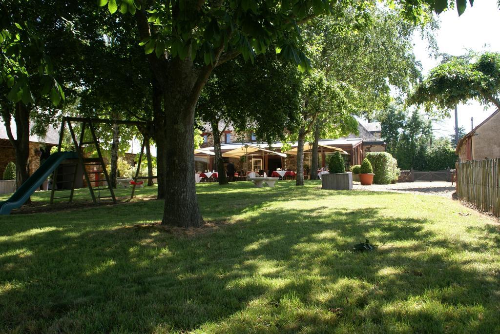 Les Roulottes & Cottages Du Moulin Chenillé-Changé Екстериор снимка