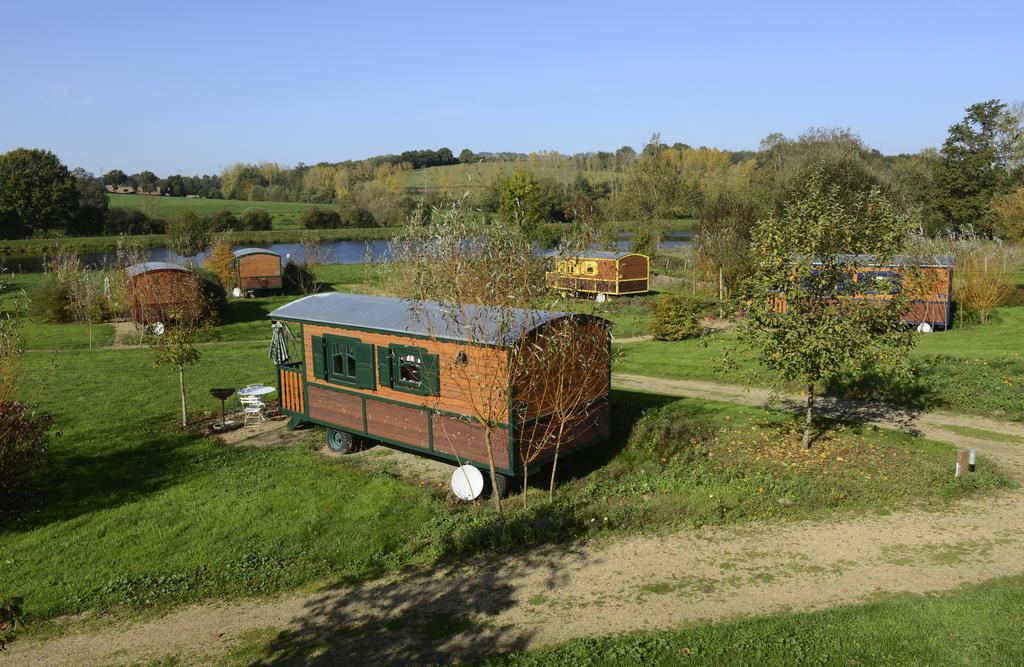 Les Roulottes & Cottages Du Moulin Chenillé-Changé Екстериор снимка