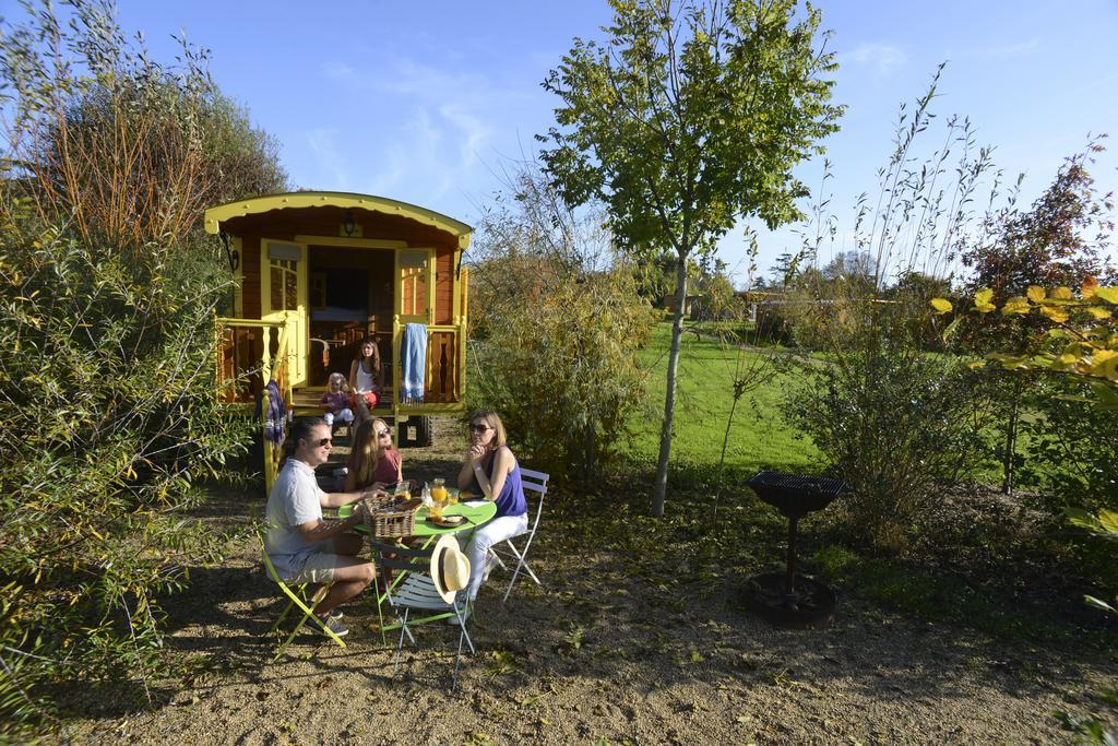 Les Roulottes & Cottages Du Moulin Chenillé-Changé Екстериор снимка