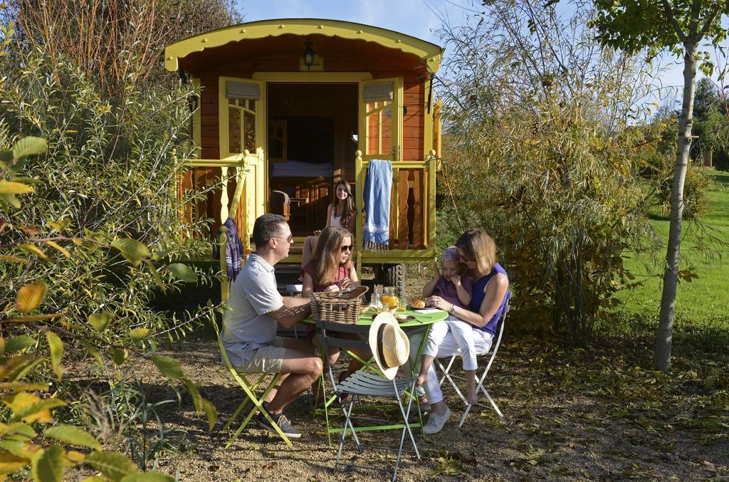 Les Roulottes & Cottages Du Moulin Chenillé-Changé Екстериор снимка