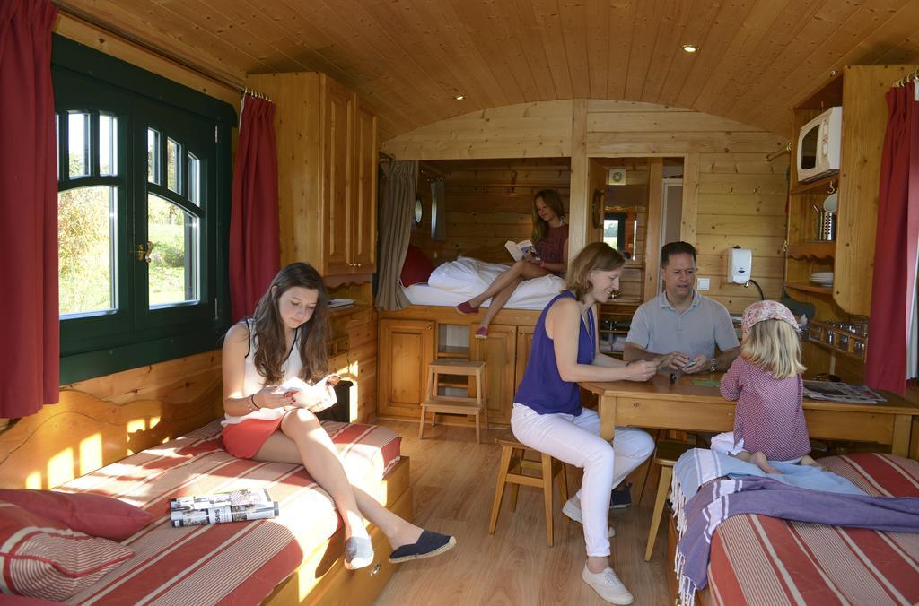 Les Roulottes & Cottages Du Moulin Chenillé-Changé Екстериор снимка