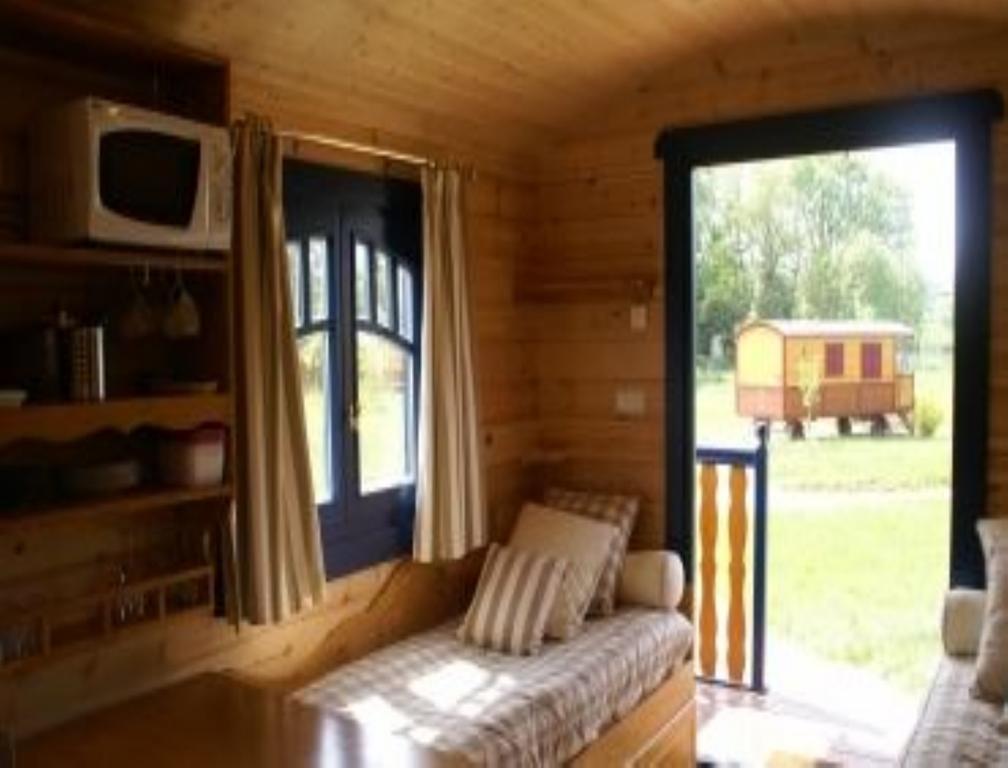 Les Roulottes & Cottages Du Moulin Chenillé-Changé Екстериор снимка