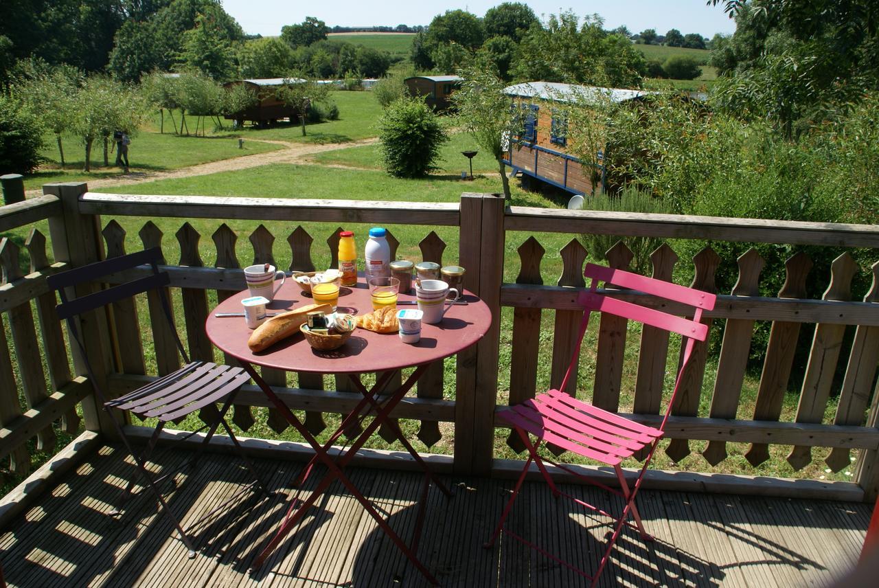 Les Roulottes & Cottages Du Moulin Chenillé-Changé Екстериор снимка